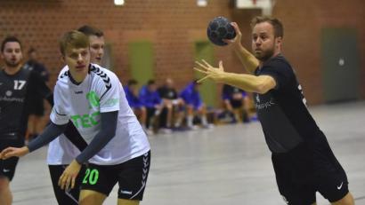 Bild: A. Schwarzmeier
Jannis Prelle beim Torwurf: Der HC Weiden hatte sich für das Heimspiel gegen den HC Forchheim viel vorgenommen. Das BOL-Schlusslicht zeigte aber eine schwache Leistung und verlor zurecht mit 24:29.
