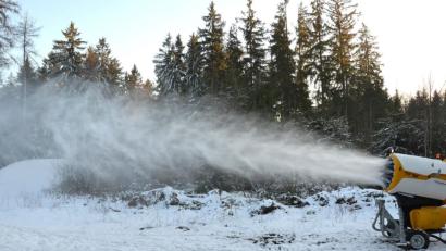 Bild: Wolfgang Steinbacher
Am Rotbühl zwischen Hirschau und Freudenberg haben die Schneekanonen in den vergangenen Tagen ordentlich Eiskristalle produziert. Langlaufen ist seit Montag möglich.
