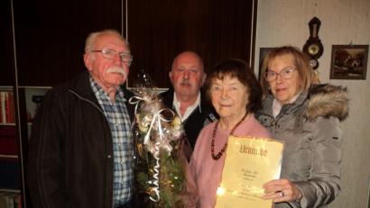 Bild: ksi
Für 50 Jahre Vereinstreue dankten Herta Willert (Zweite von rechts) Vorsitzender Siegmund Kochherr, Helmut Ziegler (Stellvertreter) und Maria Schwarzmeier (von links).