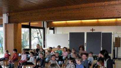 Bild: ww
Die Mädchen und Buben vom „Haus der kleinen Füße“ überraschen die Senioren der evangelischen Kirchengemeinde bei ihrer Adventsfeier mit weihnachtlichen Liedern.