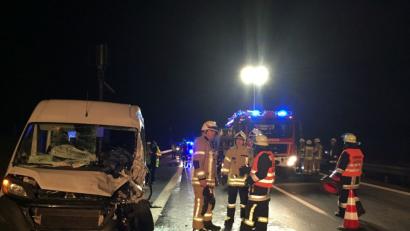 Bild: Unger, Heike
Zurück blieb nach der Kollision nahe dem A6-Parkplatz am Laubenschlag der demolierte Kleintransporter. Der zweite Beteiligte, unterwegs mit einem Sattelzug, fuhr einfach weiter.