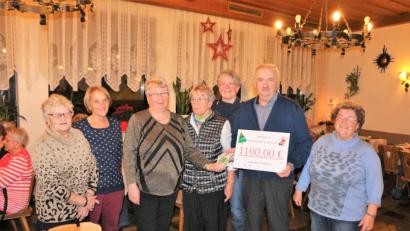 Bild: tu
Edeltraut Höhne (Dritte von links) und Irene Gmeiner (Erste von links) überreichen ihre Spende an die Abordnung der Kinderkrebshilfe Oberpfalz Nord mit Vorsitzemdem Herbert Putzer (Zweiter von rechts) an der Spitze.