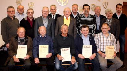 Bild: R. Kreuzer
Das Kfz-Handwerk zeichnet langjährige Mitglieder aus. Der Fachverein geht mit einer bewährten Vorstandschaft künftige Aufgaben an.