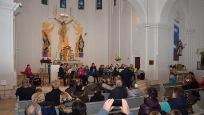 Bild: fjo
In großer Besetzung spielen die Nachwuchsbläser des Musikvereins adventliche und weihnachtliche Weisen in der Emmeramskirche zur Freude eines faszinierten Publikums.