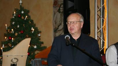 Bild: gpa
Besinnliche Texte trägt Pfarrer i. R. als Einleitung zur Adventfeier der Gesellschaft „Frohsinn“ im Rohrer-Saal vor.