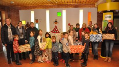 Bild: dob
Mädchen und Buben aus den Vohenstraußer Schulen unterstützen die Aktion der Johanniter-Weihnachtstrucker.