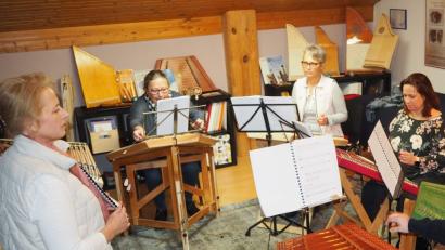 Bild: krb
Die Frauen lernen unter Anleitung von Sandra Lang im Musikantenladl Hackbrett.