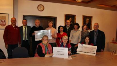 Bild: ds
Bürgermeister Winfried Franz (rechts) begrüßt die Weihnachtsaktion der Neukirchener Geschäftswelt und freut sich mit den Empfängern, die dieses MAl von den Spenden profitieren.