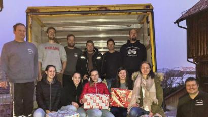 Bild: hai
Alfons Scherm, Thomas Emmerig, Christian Busch, Matthias Veigl, Hubert Serfling, Markus Haberkorn (stehend von links), Ann-Kathrin Veigl, Maria Merkel, Luisa Schreglmann, Lea Serfling und Sabrina Scherm (vorne von links) verladen die Pakete auf den Laster von Thorsten Krauß (rechts).