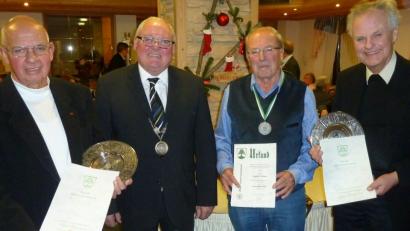 Bild: Portner
Bürgermeister Heinz Weigl (Zweiter von links) überreichte an Bernd Wetzel (links) und Lothar Kittelberger (rechts) den Ehrenteller der Stadt und dankte für das jahrzehntelange Engagement. Max Zinnbauer erhielt die Silberne Bürgermedaille für mehr als 30 Jahre Heimatforschung.