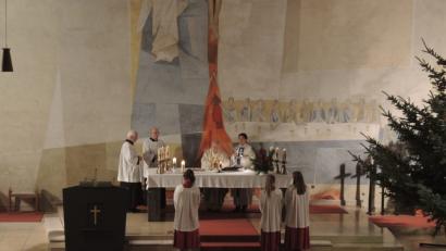 Bild: hzi
Pfarrer Andreas Straub (Mitte) und Pater Samuel Patton (rechts) konzelebrieren den Festgottesdienst.