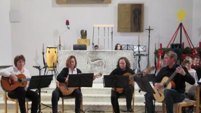 Bild: jzk
Musiklehrer Sebastian Koch (rechts) hatte zwei Musikstücke mit seine Gitarren-Gruppe einstudiert.