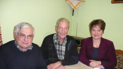 Bild: amö
Bürgermeisterin Sonja Meier (rechts) und Pfarrer Eugen Wismeth (links) gratulierten Johann Zeitler zum 80. Geburtstag.