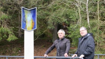 Bild: Lowak
Direktor Manfred Striegl (rechts) freut sich über die neuen Stelen am Kreuzweg in Johannisthal, die Künstler Erwin Otte (links) geschaffen hat.