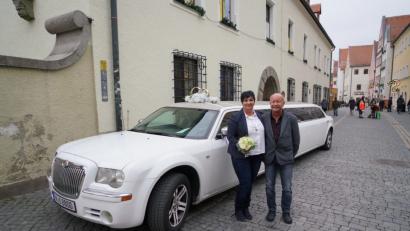 Bild: fvo
Die Eslarnerin Kerstin Hammer und Roland Zitzmann aus Ottenrieth heiraten im Alten Rathaus in Weiden und fahren mit der Chrysler Stretchlimousine "Golden Lady" an den erstaunten Besuchern des Weidener Weihnachtsmarktes vorbei.