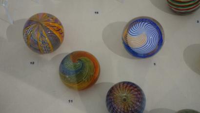 Bild: wsu
Das Oberpfälzer Volkskundemuseum stellt zur Weihnachtszeit gläserne Kostbarkeiten aus.