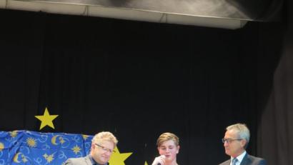 Bild: jzk
Benedikt Linß schildert Realschuldirektor German Helgert (links) und Bürgermeister Werner Nickl (rechts) seine Rettungstat.