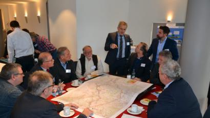 Bild: rti
Beim planungsbegleitenden Forum zum Süd-Ost-Link diskutieren Bürgermeister, Behörden- und Verbandsvertreter in kleinen Arbeitsgruppen mit Tennet-Mitarbeitern. Dabei informiert sich Mitterteichs Bürgermeister Roland Grillmeier (Mitte, stehend) bei Teilprojektleiter Dr. Jörg Hübner (rechts, stehend).