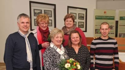 Bild: nm
Das Personalkarussell bei der Gemeinde drehte sich. Bürgermeister Thomas Meiler (links) rückte Ulrike Scherer, Margit Sigritz, Margit Frauenreuther, Diana Kraus und Stephan Strunz (von links) in den Blickpunkt.
