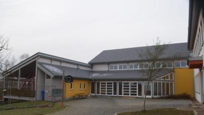 Bild: fz
Die Sanierung der Mehrzweckhalle läuft sehr schleppend. Der Zeitplan ist völlig aus den Fugen. Man hinkt nach Aussage von Bürgermeister Anton Kappl weit hinterher.