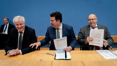 Bild: Kay Nietfeld/dpa
Die Bundesminister Horst Seehofer (CSU), Hubertus Heil (SPD) und Peter Altmaier (CDU, von links) stellen in der Bundespressekonferenz das neue Fachkräfteeinwanderungsgesetz vor.