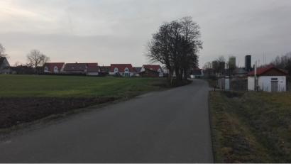 Bild: ak
Der Bebauungsplan Kirchsteig sieht ein Sondergebiet „Gemeinbedarf“ (rechts) ein allgemeines Wohngebiet mit acht Parzellen (links) vor.