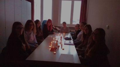 Bild: jzk
Sehr aufgeschlossen für religiöse Themen sind diese Mädchen aus der zehnten Klasse bei der Frühschicht in der Mittelschule Kemnath.