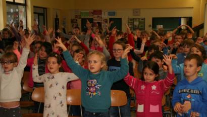 Bild: fpoz
Das Miteinander zählt: Die Kinder der Waldershofer Schule stimmen sich schon auf die Schwerpunkte in den nächsten Monaten ein.