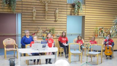 Bild: jzk
Alexandra Raß (links) hat ihre Musikschüler sehr gut auf das Weihnachtskonzert im Haus Falkenstein vorbereitet. Mit ihrem Gesang und Können an den Instrumenten stecken die Kinder ihre Zuhörer an, die reihum in die Lieder mit einstimmen.