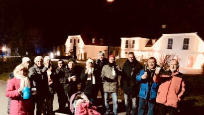 Bild: exb
Dick eingepackt machen sich die Kegler des SC Eschenbach zu ihrer Nikolauswanderung auf. Zum Aufwärmen und zur Stärkung führen sie im Bollerwagen Glühwein, Stollen und Plätzchen mit.