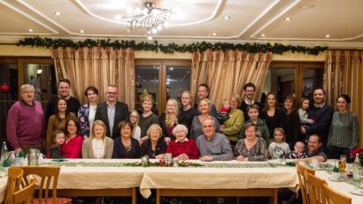 Bild: fjo
Emma Schmucker (sitzend, Mitte) freut sich über den Besuch aller Familienmitglieder, bis hin zu den 18 Enkelkindern und neun Urenkeln.