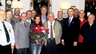 Bild: exb
Geehrte und Ehrengäste bei der Jahresabschlussfeier der KRK Vilseck (von links): Florian Winkelmaier, Werner Stubenvoll, Hans Winter, Rupert Luber, KRK-Vorsitzender Maximilian Hammer, Ägidius Weiß, Robert Schwab, Dagmar Hammer, Gerhard Rauschert, Heinrich Deinzer, Herbert Zwack, Reservisten-Kreisvorsitzender Bertram Gebhard, Christoph Mrasek, Herbert Grollmisch, Georg Stadler und Wilhelm Ertl.