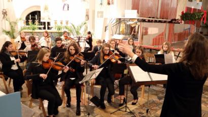 Bild: Götz
Beim Weihnachtskonzert des Carl-Friedrich-Gauß-Gymnasiums zeigte das Streichorchester sein können.