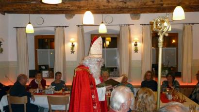 Bild: bir
Bei der Weihnachtsfeier der Nachbarschaftshilfe Bärnau darf auch der Nikolaus nicht fehlen.