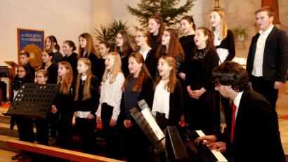 Bild: Hirsch
Der Chor der siebten Klasse sang unter der Leitung von Michaela Lippert ein französisches Weihnachtslied, von Stefan Schindler am Klavier begleitet.