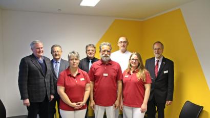 Bild: jma
Praxiseröffnung mit (hinten, von links) stellvertretendem Landrat Martin Weiß, Zweitem Bürgermeister Herbert Lehner, Dr. Jürgen Krieg, Dr. Edmund Goß, Klinik-Vorstand Klaus Emmerich sowie (vorne, Mitte) Dr. Sartej Sawhney mit zwei Praxishelferinnen.