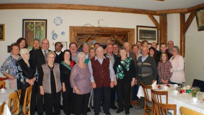 Bild: enz
Ihren 80. Geburtstag feierte Waltraud Grillmeier (vorn Mitte neben Ehemann Ludwig). Zu den Gratulanten zählten auch Heide Löw vom KDFB (Zweite von links), Bürgermeister Klaus Meyer (Fünfter von links), Pfarrer George Parankimalil (daneben), der Seniorenbeauftragte Franz Danhauser (hinter der Jubilarin) und Edeltraud Köstler vom Pfarrgemeinderat (etwas verdeckt hinter Ludwig Grillmeier).