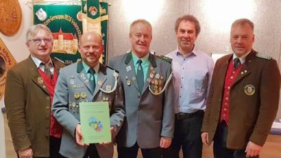 Bild: fjo
Bezirksschützenmeister Harald Frischholz (rechts) übergibt mit seinem Stellvertreter Dieter Beer an Schützenmeister Johannes Zeug, Jugendleiter Karlheinz Hagner und Trainer Roland Helm (von links) die Ernennungstafel.