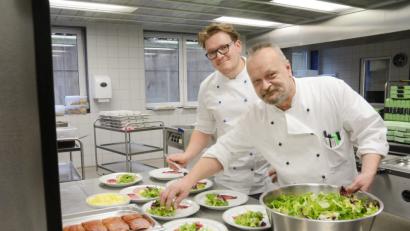Bild: Gabi Schönberger
Zeit anzurichten: Küchenchef Franz Würth (links) und sein Kollege Maximilian Heuer teilen die Arbeit untereinander auf, damit es schneller geht.