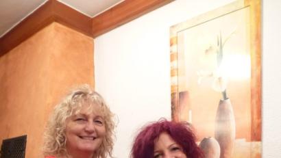 Bild: stg
Spartenleiterin Isolde Schneider (links) gratuliert Esther Späth-Schöcklmann zum neuen Übungsleiter-Schein.