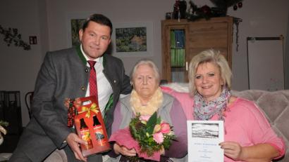 Bild: bey
Anna Gallitzendörfer feiert ihren 85. Geburtstag. Dazu gratulieren Bürgermeister Rainer Rewitzer und Cornelia Völlkll, Leiterein der Tagespflege "Herbstsonne" und zugleich Nichte der Jubilarin.