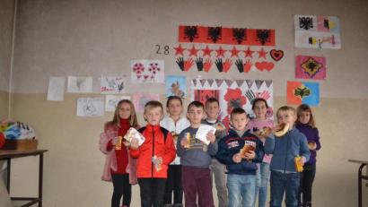 Bild: gpa
Die Schulspeisung, die die Aktion „Für des Leben und die Hoffnung“ im September für die Grundschüler in Tugjec im Kosovo eingeführt hat, wird von den Kindern freudig angenommen.