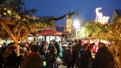 Bild: Gerhard Götz
In der „guten Stube“ der Stadt ist noch bis einschließlich Sonntag der Weihnachtsmarkt aufgebaut. Das kleine Hütten-Rund lockt regelmäßig viele Gäste auf den unteren Marktplatz.