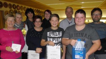 Bild: dl
Freudige Gesichter bei der Siegerehrung des Geburtstagsschießens im Schützenheim mit den Gewinnern Andreas Reitinger (vorne, rechts) und Sieglinde Dirscherl (vorne, links).