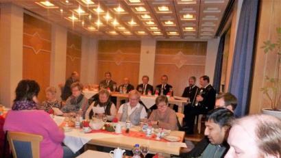 Bild: exb
Bei der Senioren-Adventsfeier der KAB Waldsassen im Jugendheim mit dabei waren auch (von rechts) die Pfarrvikare Markus Hochheimer und John Gali, Praktikant Frater Gregor Schuller sowie (hinten) die Singgruppe der Eghalanda Gmoi.