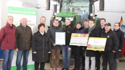 Bild: aun
Der Bayerische Bauernverband, der Landesverband Bayerischer Imker, die Baywa und BBV-Saaten zeichnen beim Wettbewerb „Blühende Rahmen“ zum sechsten Mal die besten Ideen aus. Platz 1 geht dabei an Florian Eichenseer aus Freischweibach (Gemeinde Kastl, Sechster von links).