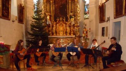 Bild: soj
Das Gitarrenensemble unter der Leitung von Matthias Rieß spielt die beiden Stücke „Ronde“ (Tielman Susato) und „Berceuse“ (Isaak Albéniz) mit sauberer Technik und schönem Klang.