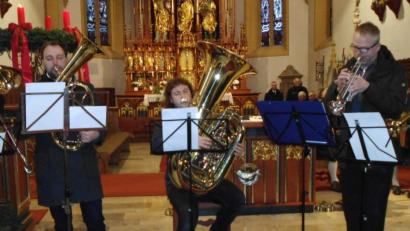 Bild: u
Das Musikzug-Bläser-Quintett setzt mit „Santa Claus is coming to town“ und „Mary had a baby“ moderne, schwungvolle Akzente, überzeugt aber genauso beim alten englischen Choral „God rest ye merry gentlemen“ (von links): Erik Remhof, Thomas Stark, Lukas König, Gunter Leipert und Jürgen Enderer.