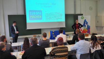 Bild: Bühner
Stephan Raab und Susanna Schmitt von den Jungen Europäischen Föderalisten (stehend, von links) warben für Europa.