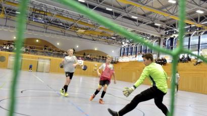 Bild: Hubert Ziegler
Kurz vor Weihnachten geht es noch einmal rund unter dem Hallendach. Die A- und B-Junioren spielen in Sulzbach-Rosenberg ihre Kreismeister aus, die höherklassigen Teams in Maxhütte-Haidhof um Startplätze für die Bezirksmeisterschaft.